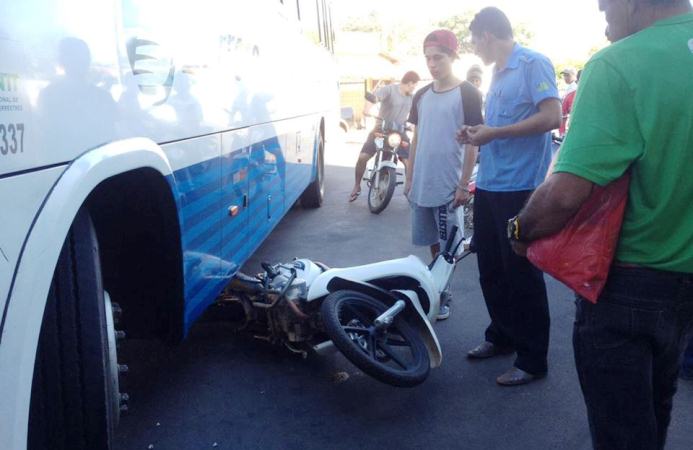Moto fica engaveta debaixo de ônibus após colisão em Campo Maior - Imagem 2