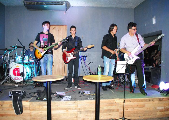 Banda Retrôp2 surpreende público com apresentação na boate Casarão  - Imagem 30