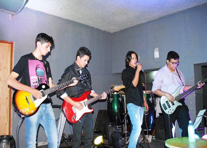 Banda Retrôp2 surpreende público com apresentação na boate Casarão  - Imagem 6