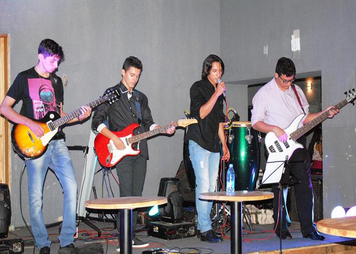 Banda Retrôp2 surpreende público com apresentação na boate Casarão  - Imagem 19