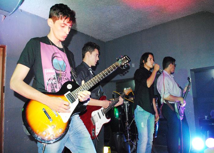 Banda Retrôp2 surpreende público com apresentação na boate Casarão  - Imagem 21