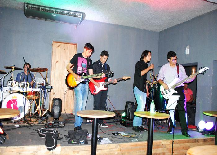 Banda Retrôp2 surpreende público com apresentação na boate Casarão  - Imagem 4