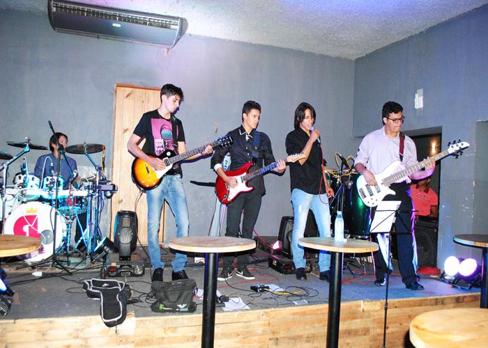 Banda Retrôp2 surpreende público com apresentação na boate Casarão  - Imagem 5