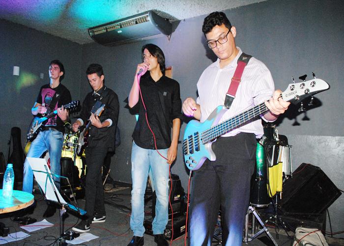 Banda Retrôp2 surpreende público com apresentação na boate Casarão  - Imagem 17