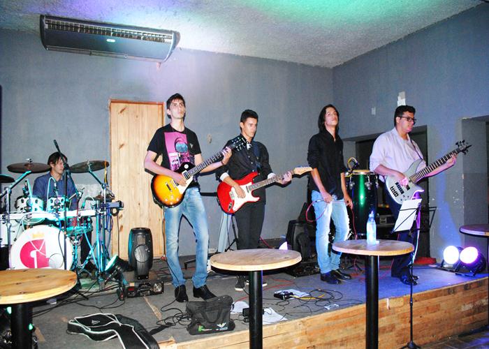 Banda Retrôp2 surpreende público com apresentação na boate Casarão  - Imagem 8