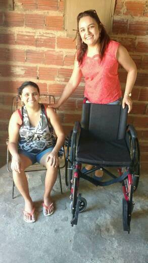 Assistente Social entrega cadeira de rodas. - Imagem 1