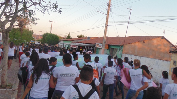 Para comemorar nota do IDEB alunos participam de caminhada  - Imagem 6