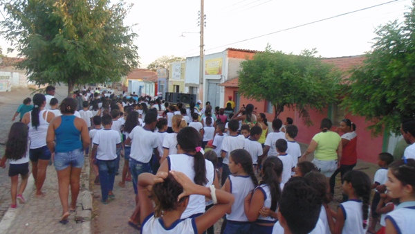 Para comemorar nota do IDEB alunos participam de caminhada  - Imagem 7
