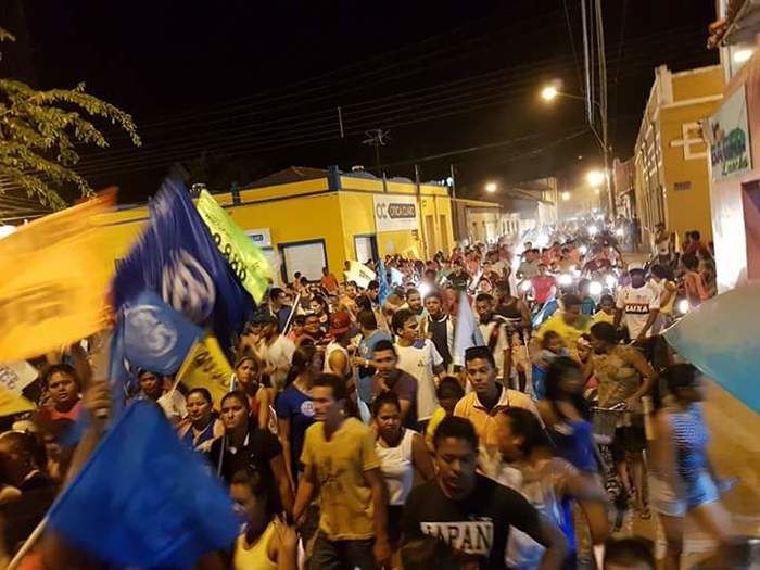 Capote e Nize arrastam multidão em grande carreata neste domingo - Imagem 2