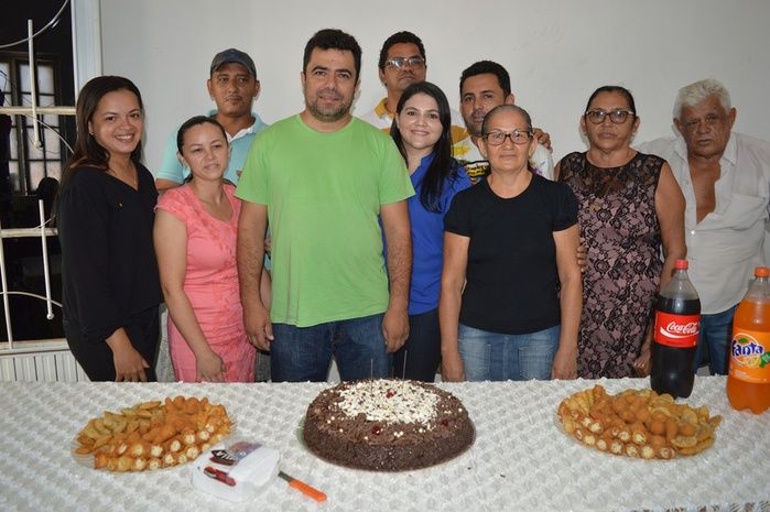 Equipe recepciona prefeito Moisés com um bolo surpresa - Imagem 15