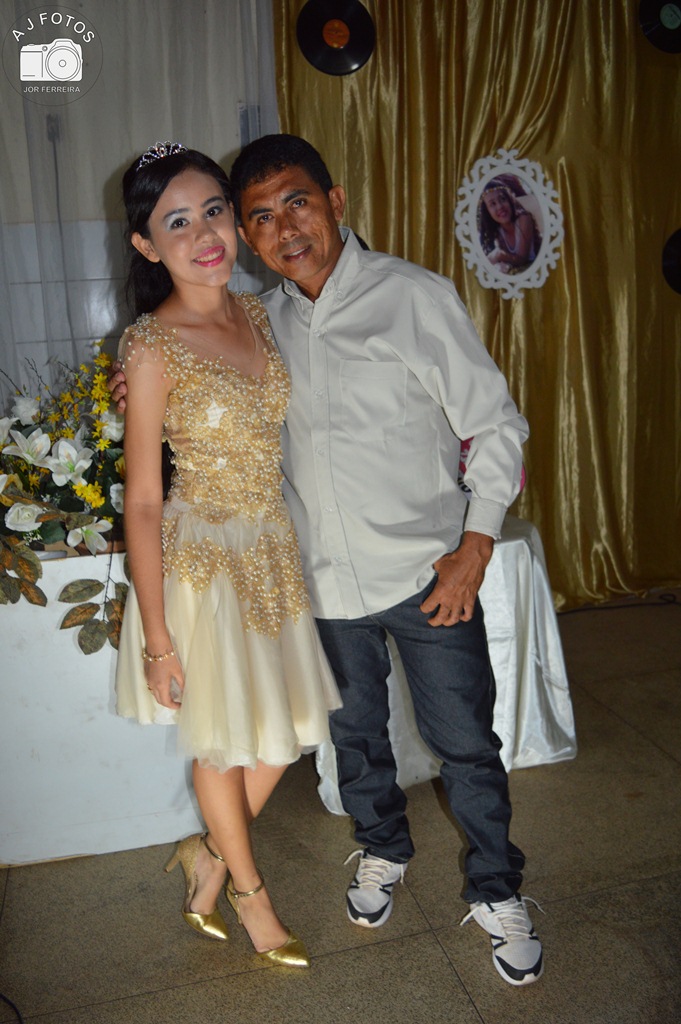 Família realiza aniversário de 15 anos para Taynara - Imagem 16