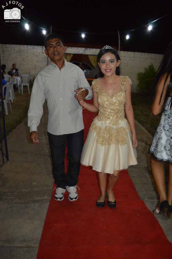 Família realiza aniversário de 15 anos para Taynara - Imagem 10