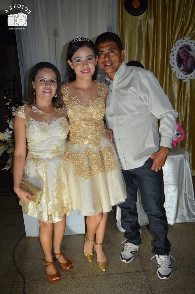 Família realiza aniversário de 15 anos para Taynara - Imagem 17