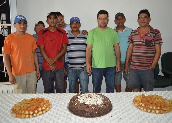 Equipe recepciona prefeito Moisés com um bolo surpresa - Imagem 14