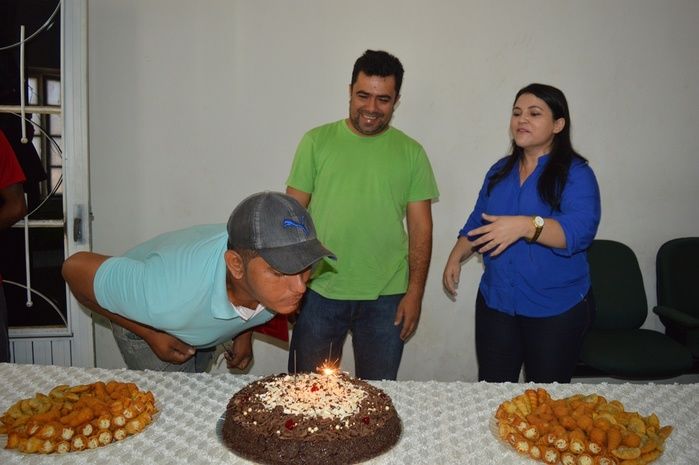 Equipe recepciona prefeito Moisés com um bolo surpresa - Imagem 12