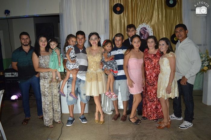 Família realiza aniversário de 15 anos para Taynara - Imagem 28