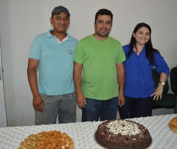 Equipe recepciona prefeito Moisés com um bolo surpresa - Imagem 9