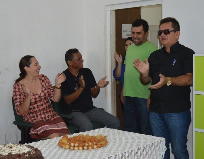 Equipe recepciona prefeito Moisés com um bolo surpresa - Imagem 3