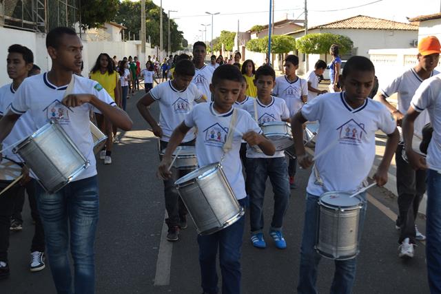 Atletas da Escola Amando Lima realizam desfile em Valença  - Imagem 3