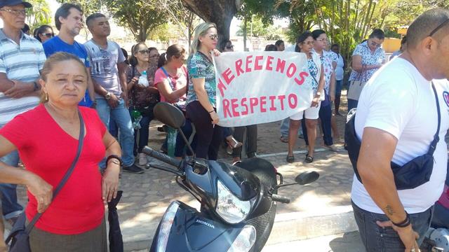 Professores fazem manifestação em frente a prefeitura de Valença - Imagem 6