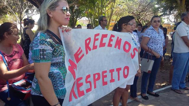 Professores fazem manifestação em frente a prefeitura de Valença - Imagem 7