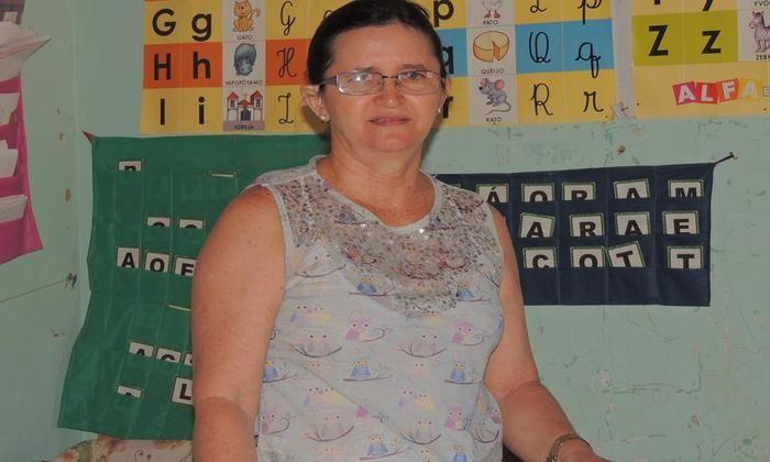 Higino Filho doa prateleiras para a biblioteca da Aninha - Imagem 6