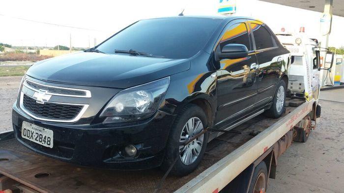 Carro do bando encontrado abandonado em posto de combustível