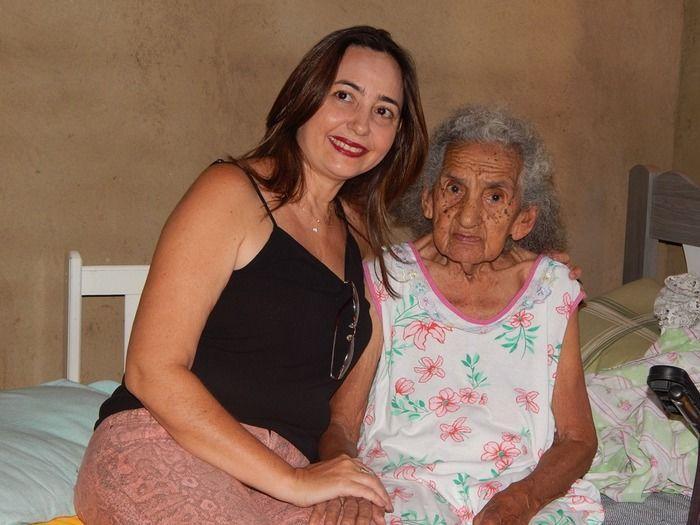 Equipe faz entrega de cadeira higiênica a idosa. - Imagem 6