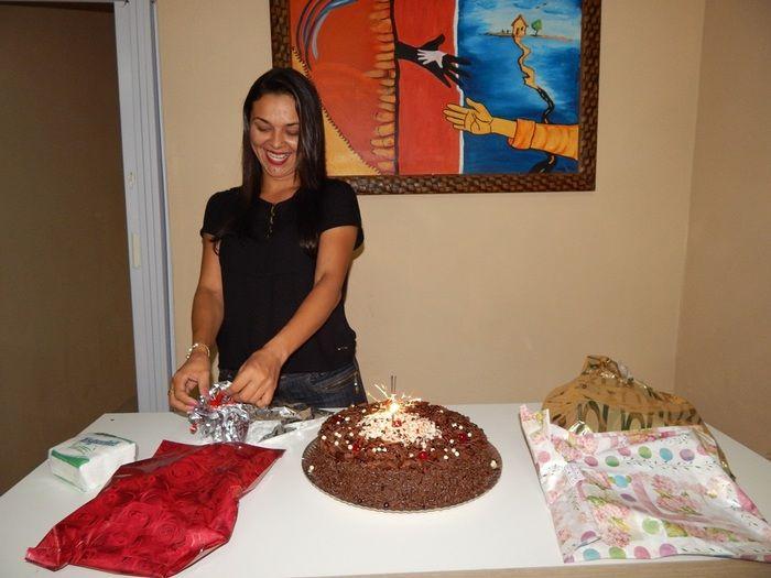 Equipe preparou bolo surpresa para colega de trabalho. - Imagem 9