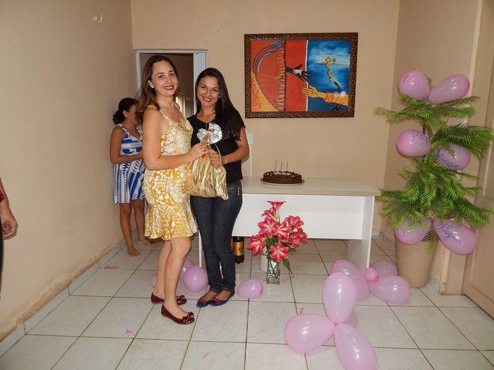 Equipe preparou bolo surpresa para colega de trabalho. - Imagem 1