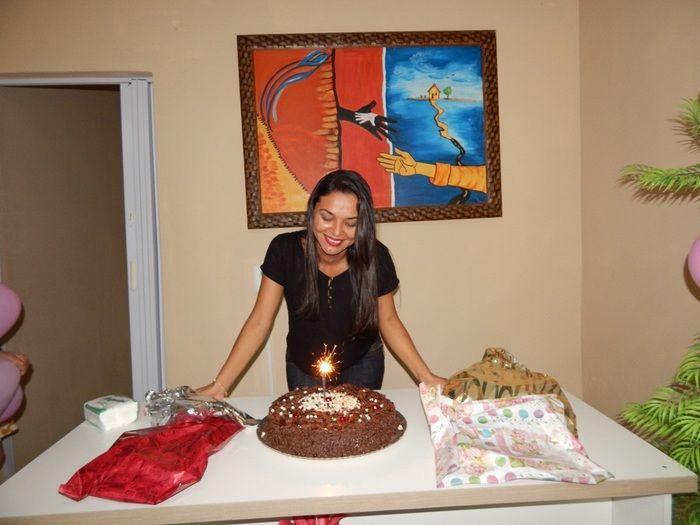 Equipe preparou bolo surpresa para colega de trabalho. - Imagem 8