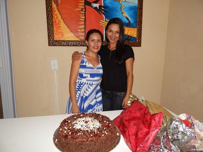 Equipe preparou bolo surpresa para colega de trabalho. - Imagem 6