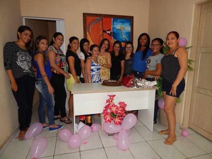 Equipe preparou bolo surpresa para colega de trabalho. - Imagem 7