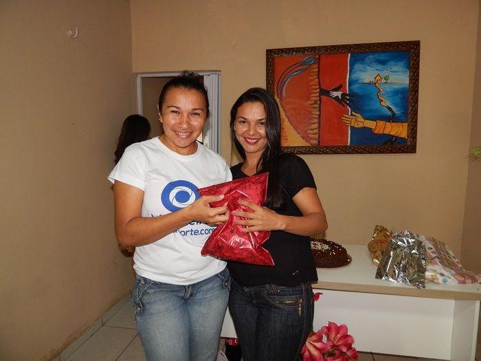 Equipe preparou bolo surpresa para colega de trabalho. - Imagem 4