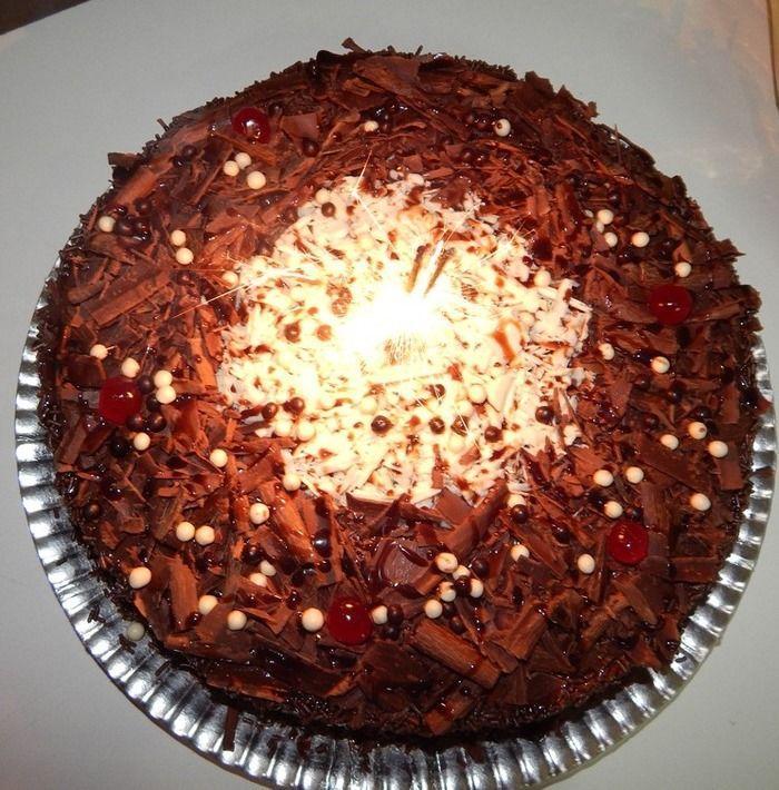 Equipe preparou bolo surpresa para colega de trabalho. - Imagem 10