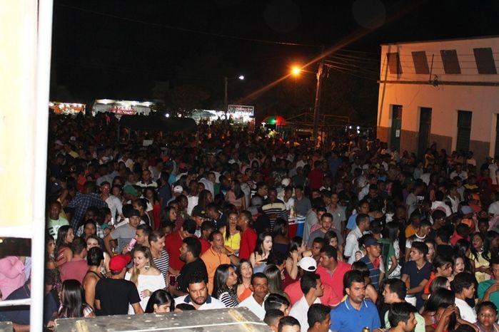 Praça José Barbosa de Araújo, totalmente lotada para ver o cantor Iohannes (Crédito: José Carlos da Silva)