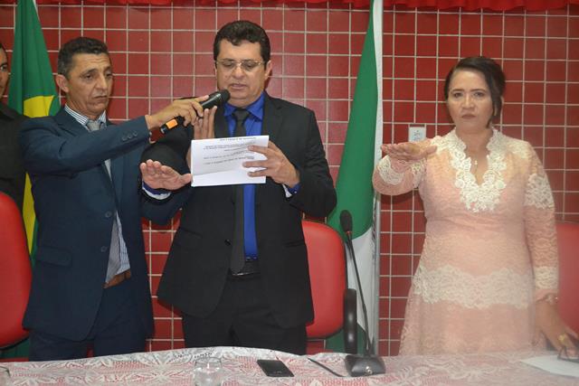 Venicio do Ó e Lucia Lacerda são empossados em Pimenteiras - Imagem 14