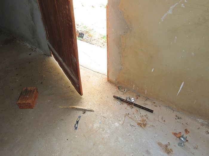 Vândalos arrebentam porta do local onde ficam equipamentos de Tvs - Imagem 6