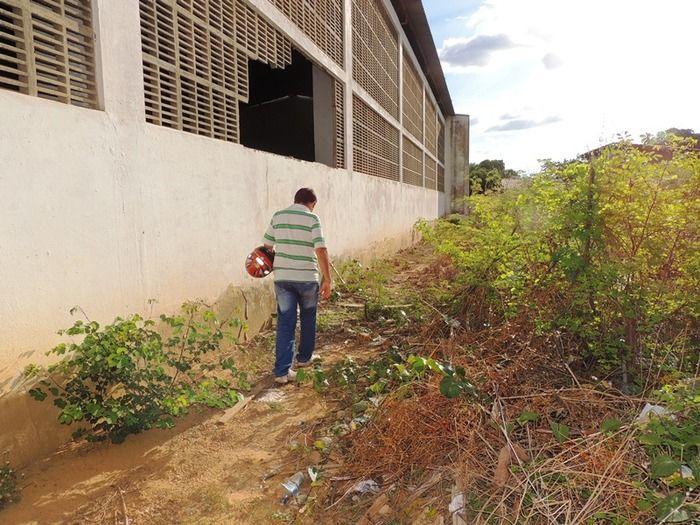 Vândalos arrebentam porta do local onde ficam equipamentos de Tvs - Imagem 2
