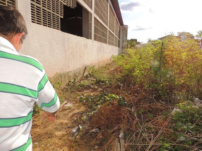 Vândalos arrebentam porta do local onde ficam equipamentos de Tvs - Imagem 1