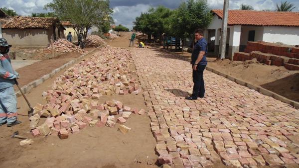 Prefeito Visita obras de calçamento e participa de reunião da saúde - Imagem 11