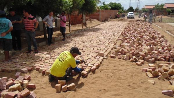 Prefeito Visita obras de calçamento e participa de reunião da saúde - Imagem 17