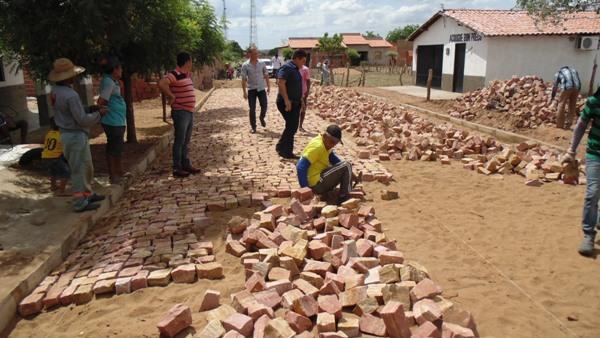 Prefeito Visita obras de calçamento e participa de reunião da saúde - Imagem 12