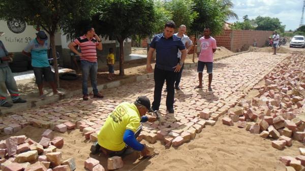 Prefeito Visita obras de calçamento e participa de reunião da saúde - Imagem 13