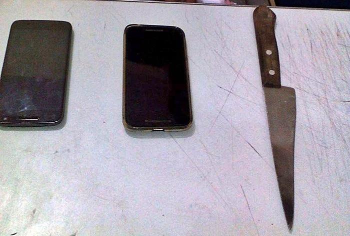Celulares e faca utilizada no assalto.  (Crédito: Kairo Amaral)