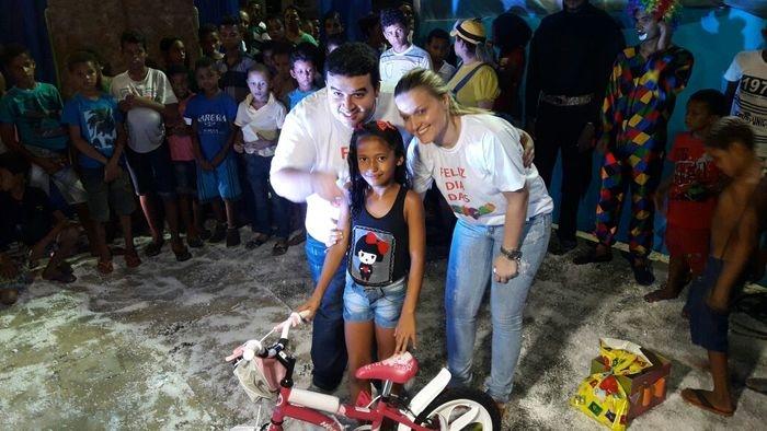 Prefeito Reginaldo Júnior e secretária de Assistência Social, Carol Coêlho, entregaram presentes