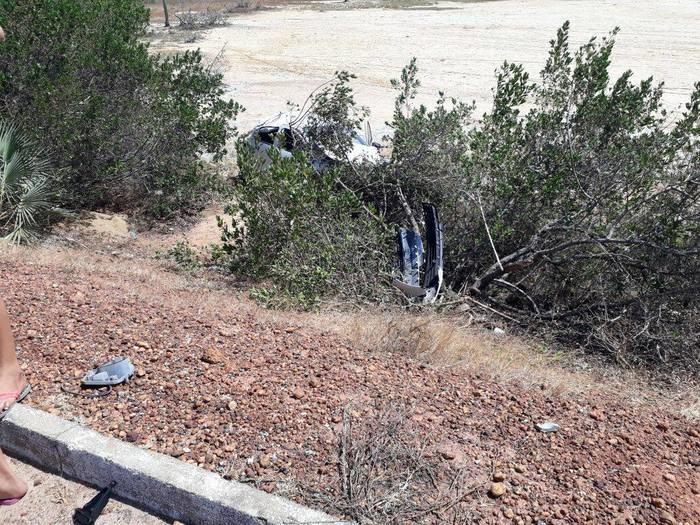 Carro desceu o aterro capotando. (Crédito: Kairo Amaral)