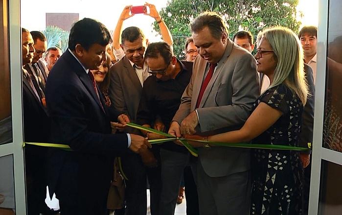 Wellington Dias e Florentino Neto ao lado de deputados e da diretora do HEDA.  (Crédito: Kairo Amaral)