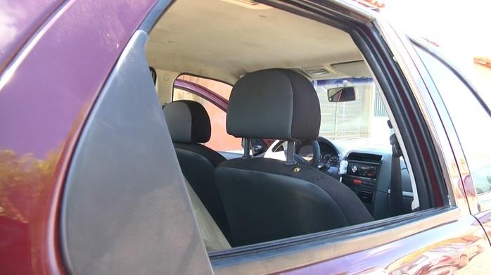 Vidro do carro atingido pelo tiro.  (Crédito: Kairo Amaral)
