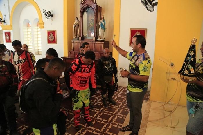 Padre Ronald Carvalho faz bençao especial na partida dos trilheiros (Crédito: reprodução)